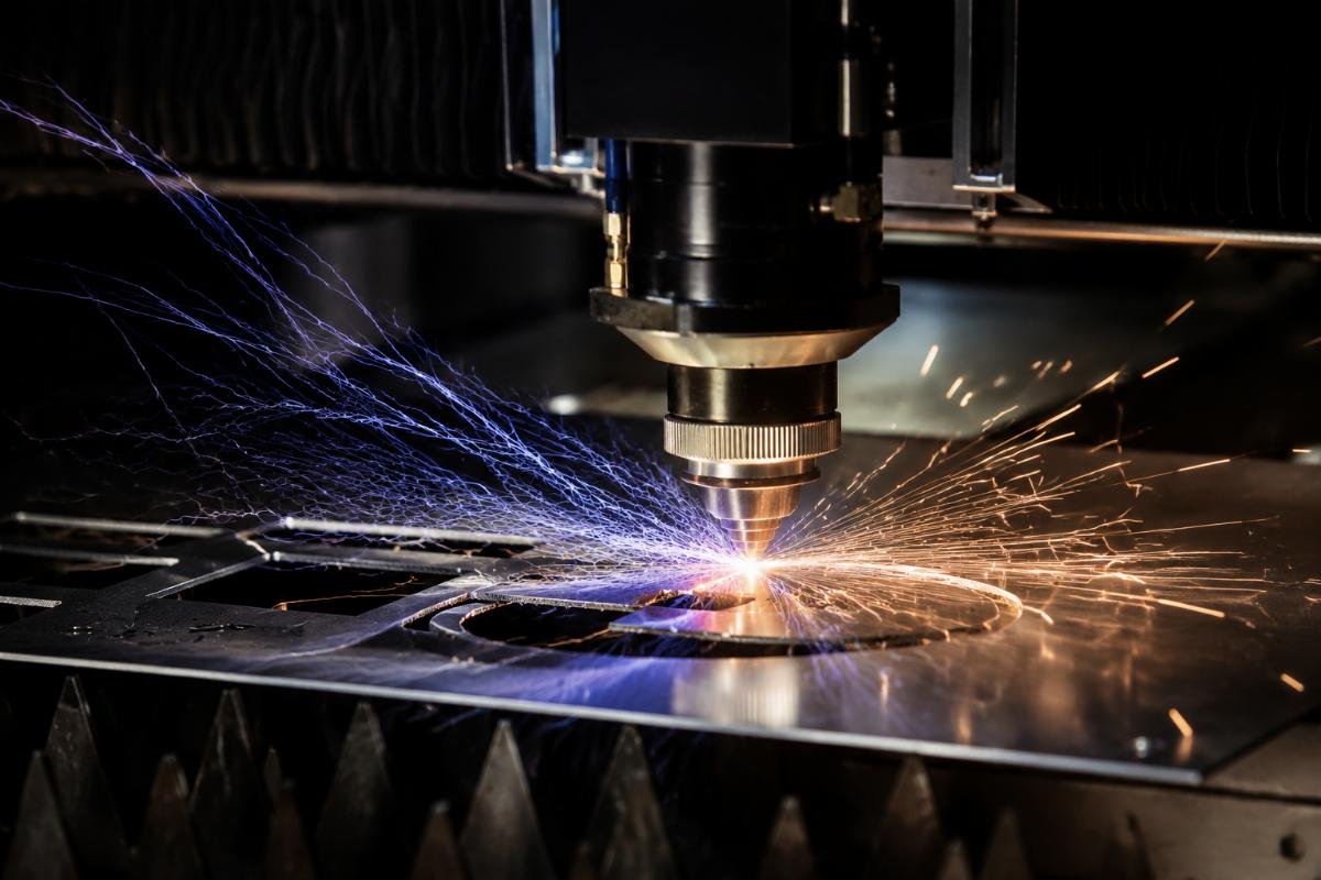 Friction-induced static in cutting process Static generation during cutting